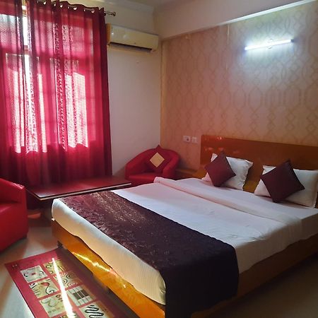 Hotel Krishna International Vrindāvan Buitenkant foto
