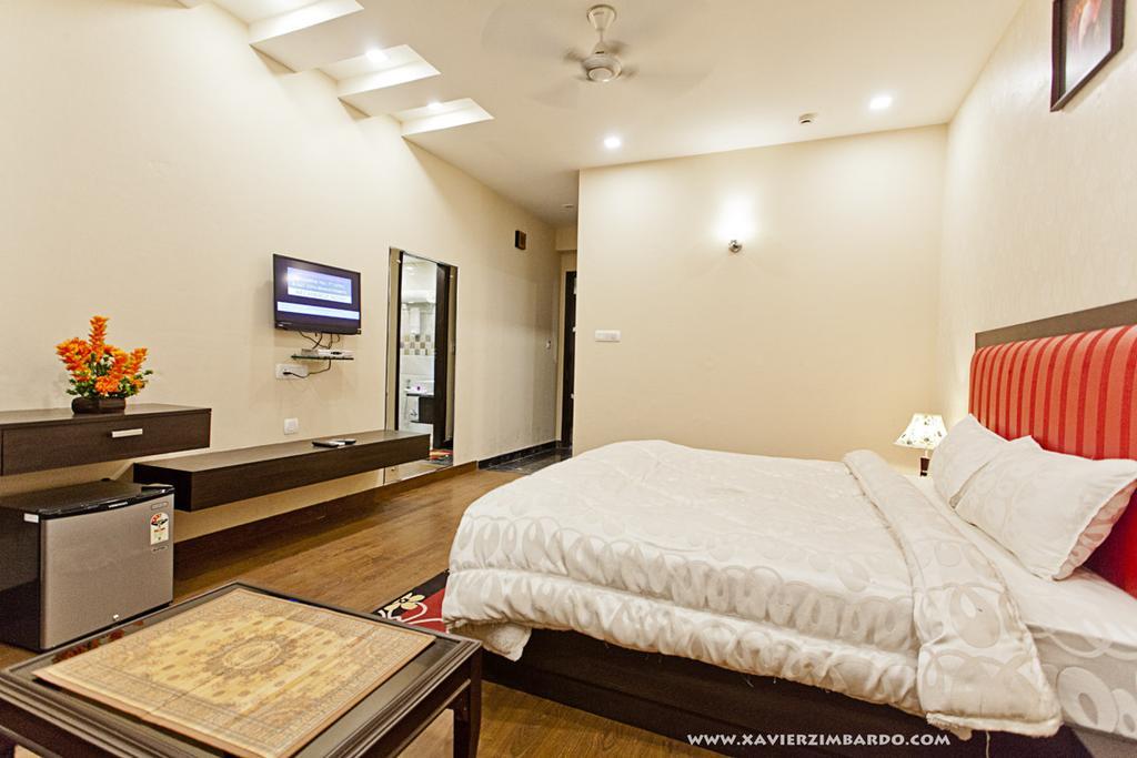 Hotel Krishna International Vrindāvan Buitenkant foto