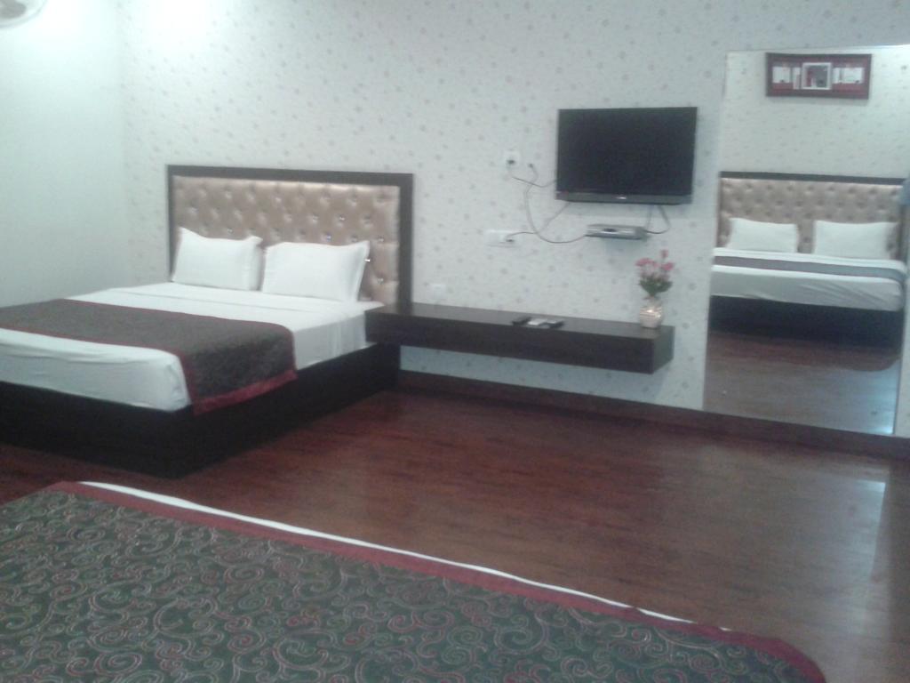 Hotel Krishna International Vrindāvan Kamer foto