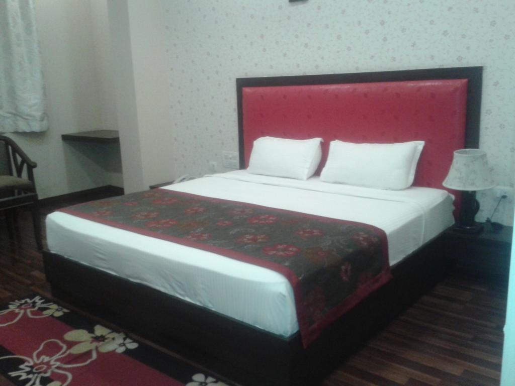 Hotel Krishna International Vrindāvan Buitenkant foto