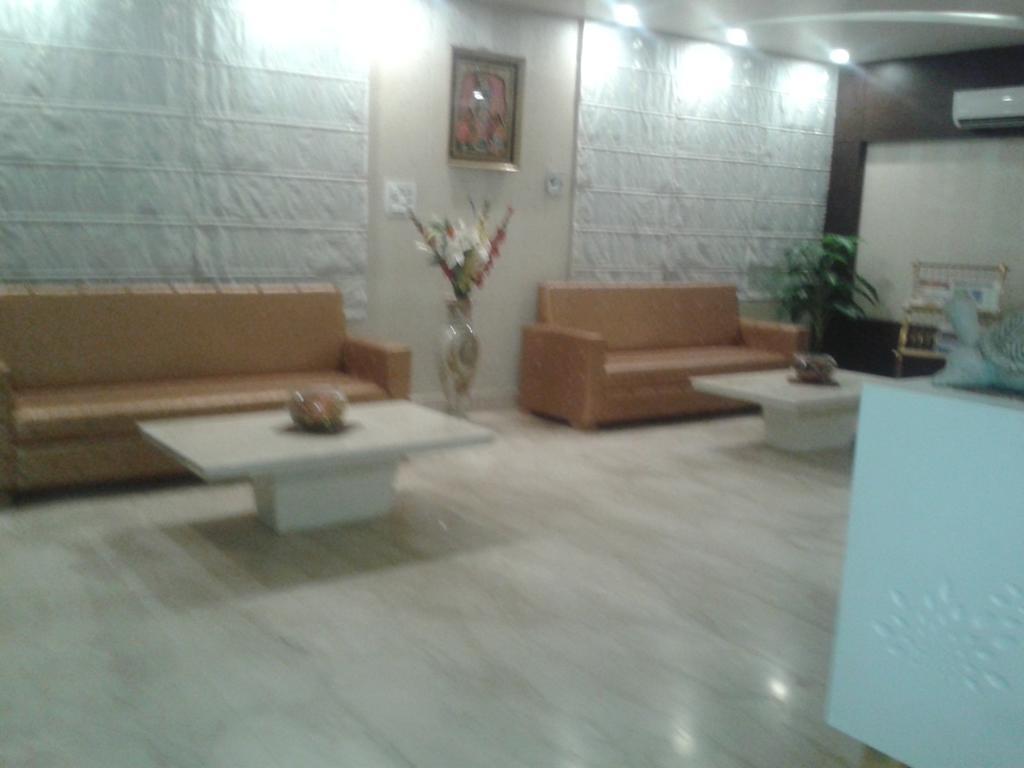 Hotel Krishna International Vrindāvan Buitenkant foto
