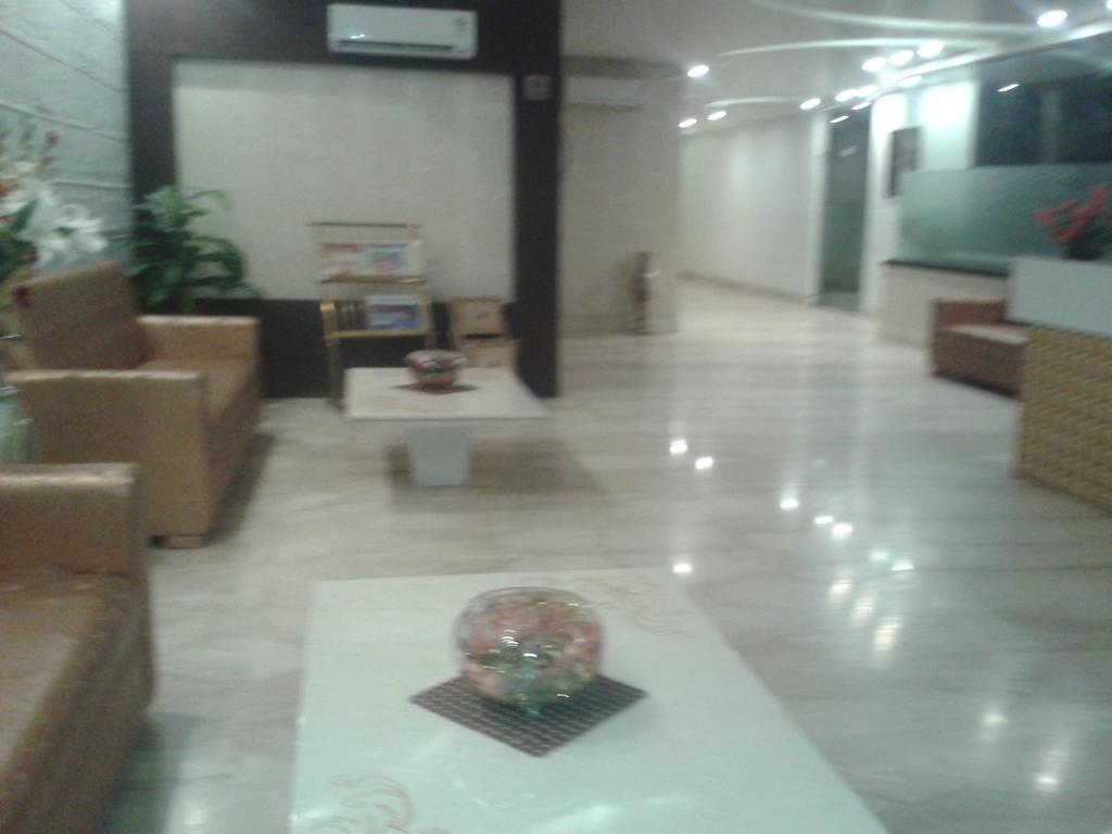 Hotel Krishna International Vrindāvan Buitenkant foto