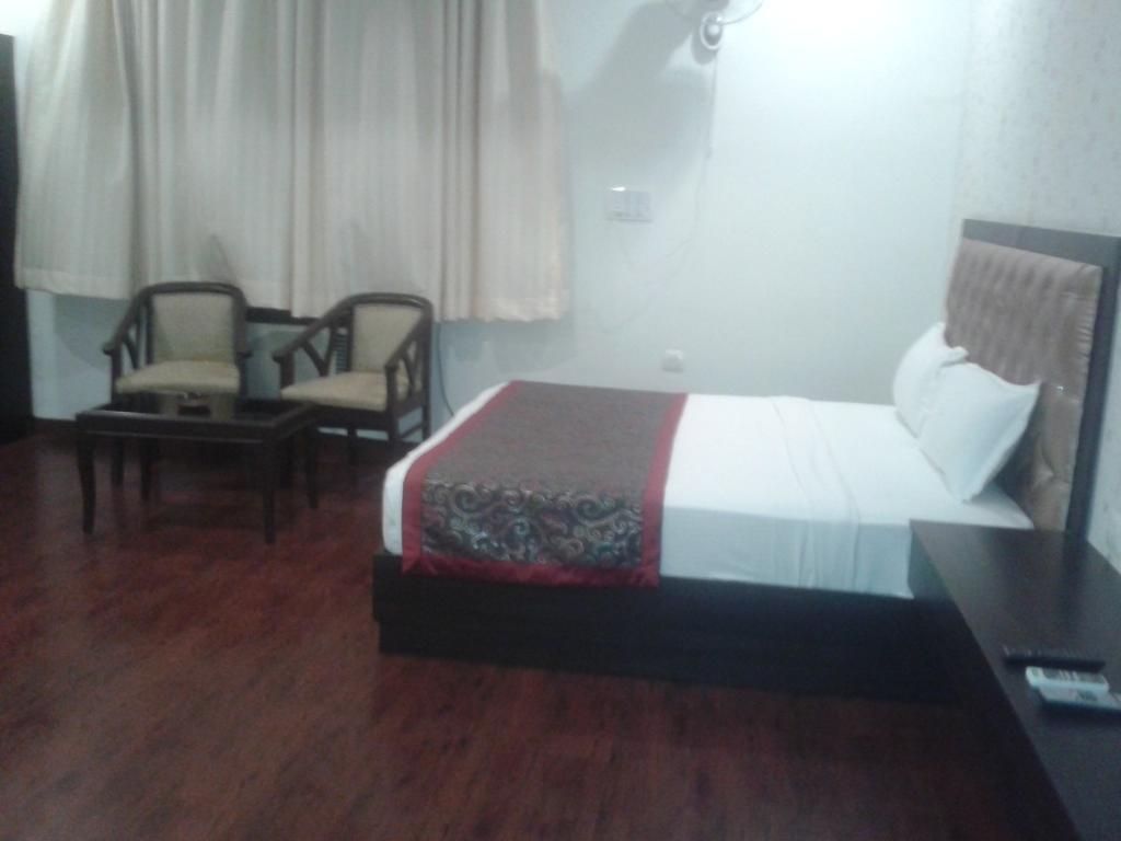 Hotel Krishna International Vrindāvan Buitenkant foto