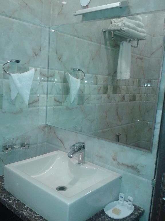 Hotel Krishna International Vrindāvan Buitenkant foto