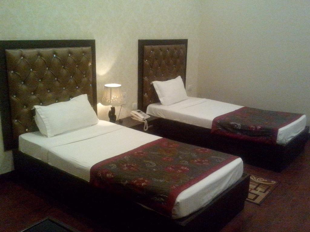 Hotel Krishna International Vrindāvan Kamer foto