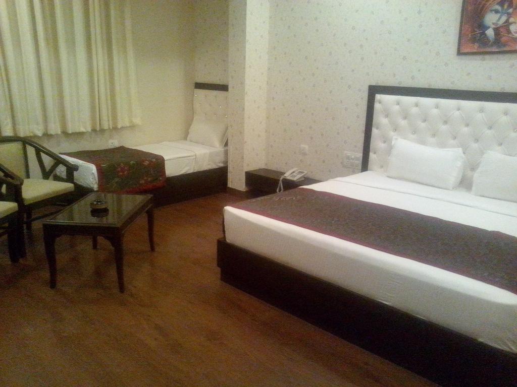 Hotel Krishna International Vrindāvan Kamer foto