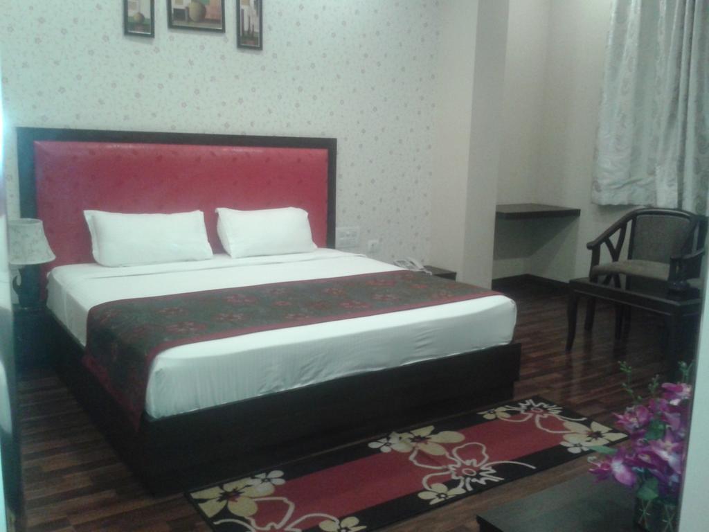 Hotel Krishna International Vrindāvan Buitenkant foto