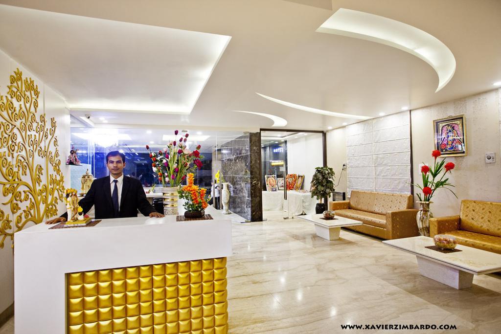 Hotel Krishna International Vrindāvan Buitenkant foto