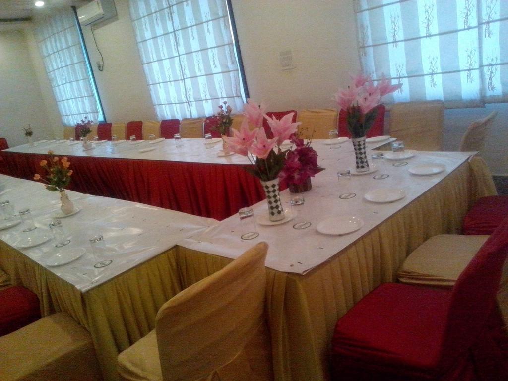 Hotel Krishna International Vrindāvan Buitenkant foto