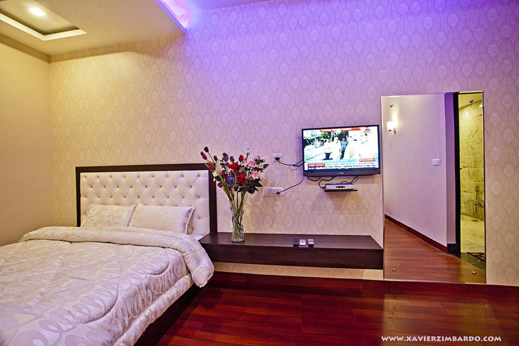 Hotel Krishna International Vrindāvan Buitenkant foto
