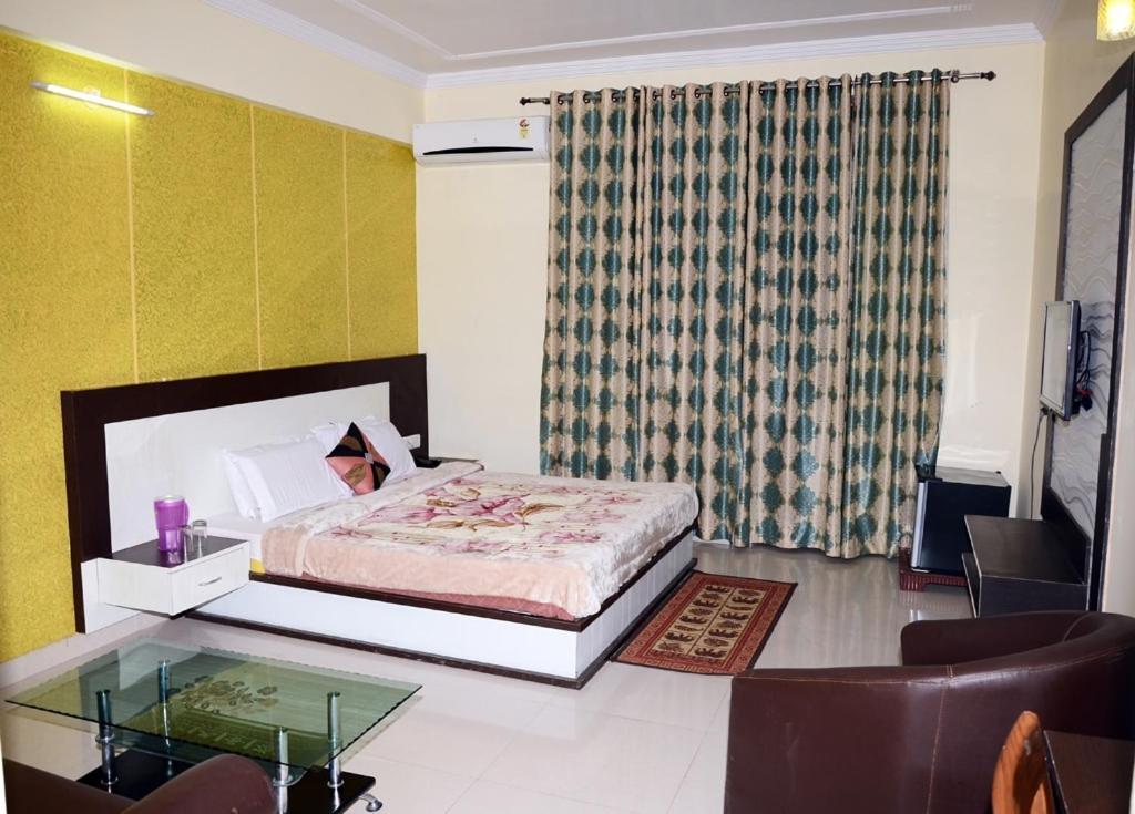 Hotel Krishna International Vrindāvan Buitenkant foto