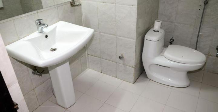 Hotel Krishna International Vrindāvan Buitenkant foto