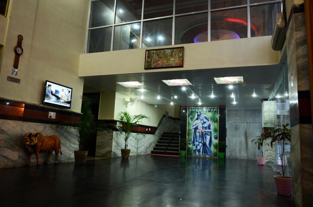 Hotel Krishna International Vrindāvan Buitenkant foto