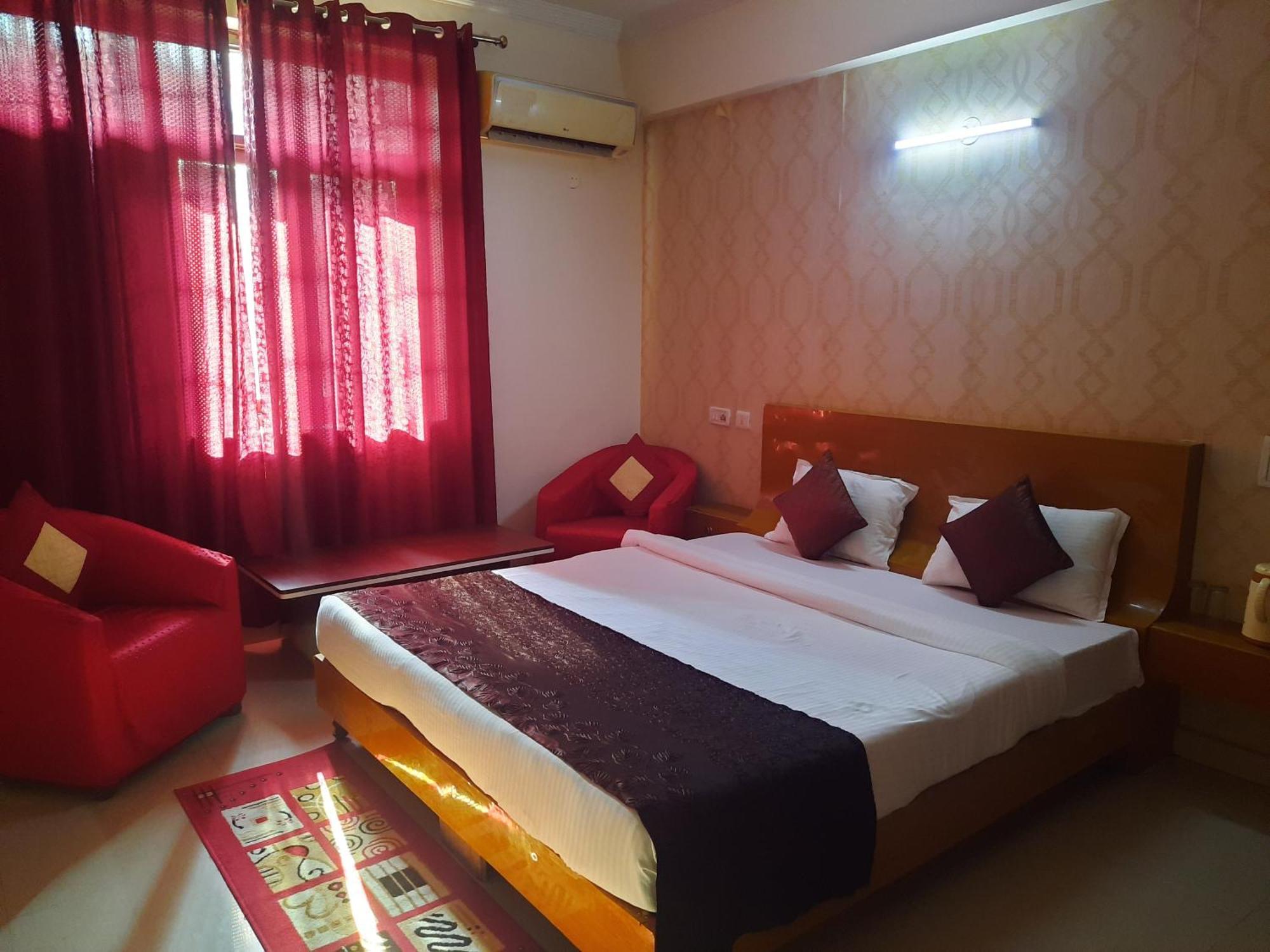 Hotel Krishna International Vrindāvan Buitenkant foto