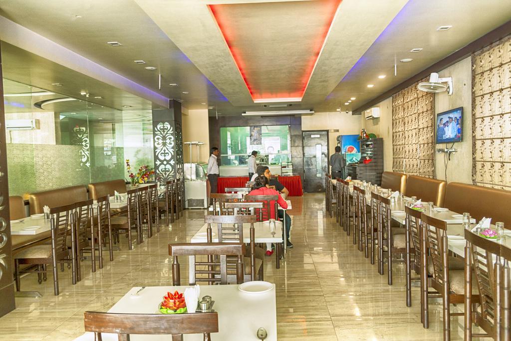 Hotel Krishna International Vrindāvan Buitenkant foto